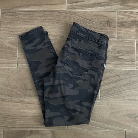 Democracy “Ab” Technology Pants | Size 10 - Picture 7 of 7